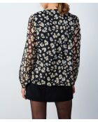 Emma shirt gedrukt op een zwarte achtergrond