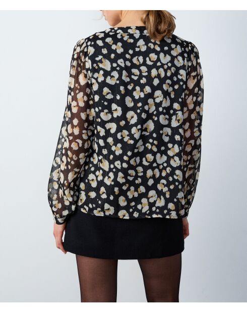 Emma shirt gedrukt op een zwarte achtergrond