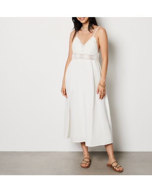 Een ecru jurk van Mayork