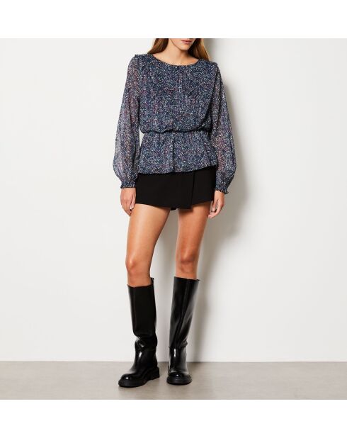 Blouse van Patis gedrukt op paarse achtergrond