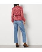 Een blouse met Malone-print en baksteenachtergrond