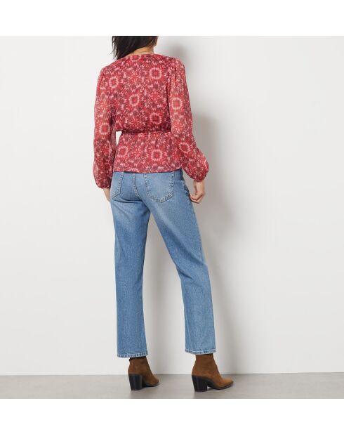 Een blouse met Malone-print en baksteenachtergrond