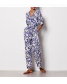 Baya Overall mit Blumendruck auf blauem Hintergrund