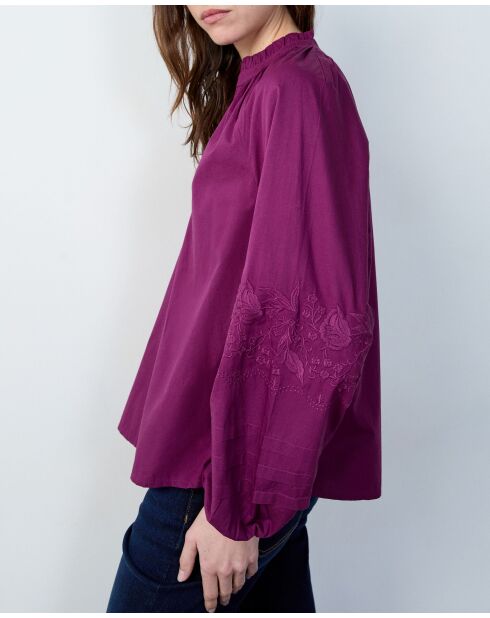 Pianobloes met borduursel van zwarte bessen