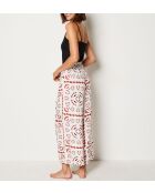 Surie-Hose gedruckt auf weißem Hintergrund