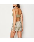 Silan-Shorts gedruckt auf grünem Hintergrund