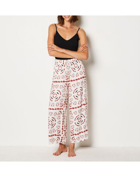 Surie-broek gedrukt op witte achtergrond