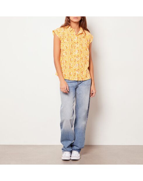 Timeo-shirt gedrukt op een gele achtergrond