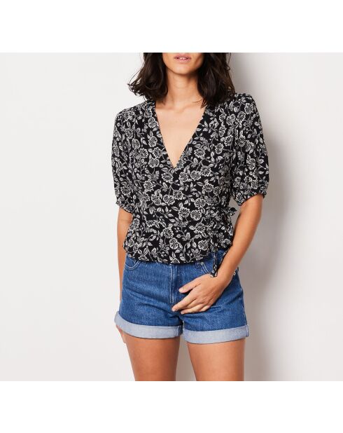 Een idyllische blouse gedrukt op een zwarte achtergrond