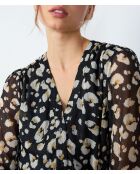 Emma shirt gedrukt op een zwarte achtergrond