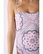 Arizonalove einteiliger Badeanzug mit rosafarbenem Hintergrund