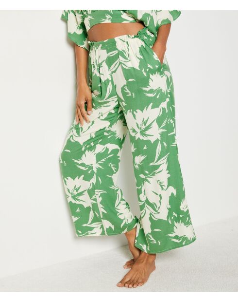 Jubika broek gedrukt op een groene achtergrond