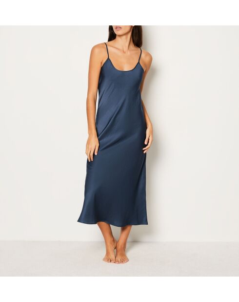 Schläfriges blaues Nachthemd