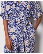 Baya Overall mit Blumendruck auf blauem Hintergrund