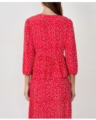 Betina blouse gedrukt op een rode achtergrond