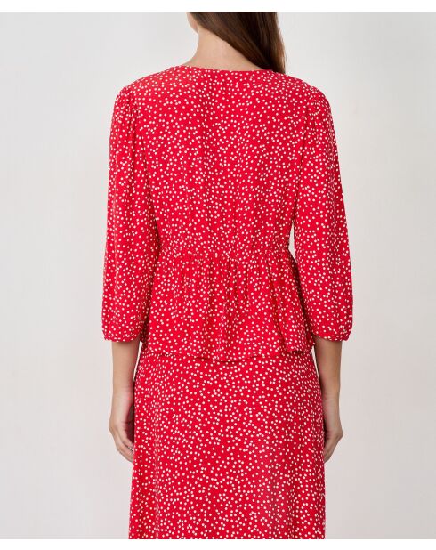 Betina blouse gedrukt op een rode achtergrond