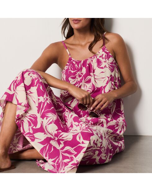 Hakan-jurk met roze achtergrond