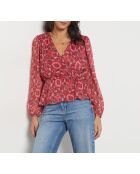 Een blouse met Malone-print en baksteenachtergrond