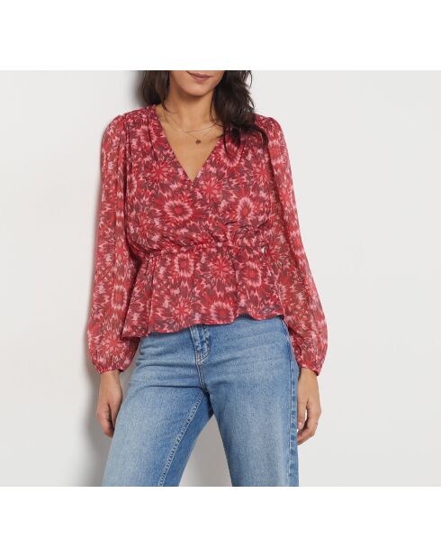 Een blouse met Malone-print en baksteenachtergrond