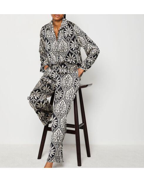 Silan shirt gedrukt op een zwarte achtergrond