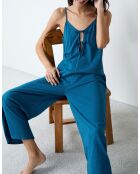 Eleanore jumpsuit uit één stuk gedrukt op een groene achtergrond