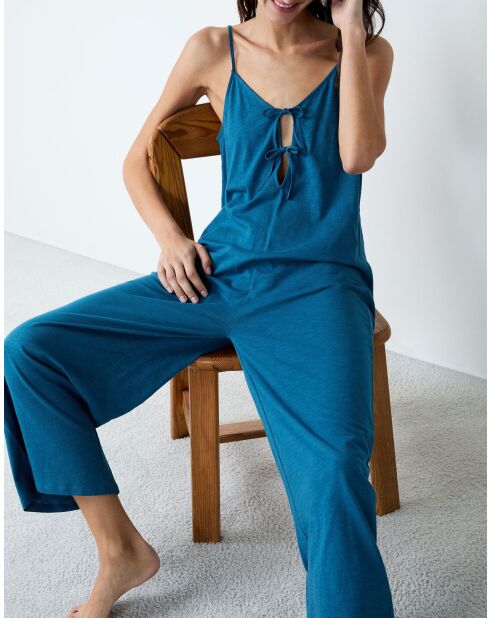 Eleanore jumpsuit uit één stuk gedrukt op een groene achtergrond