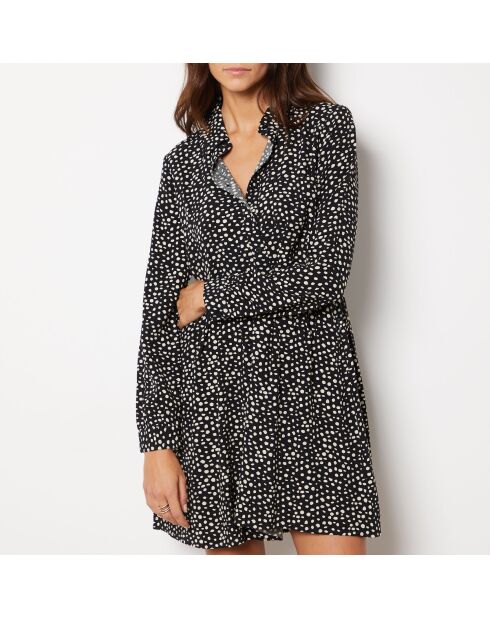 Reglissi-jurk gedrukt op een zwarte achtergrond