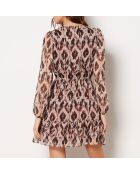 Een lila blauwgroene jurk met print