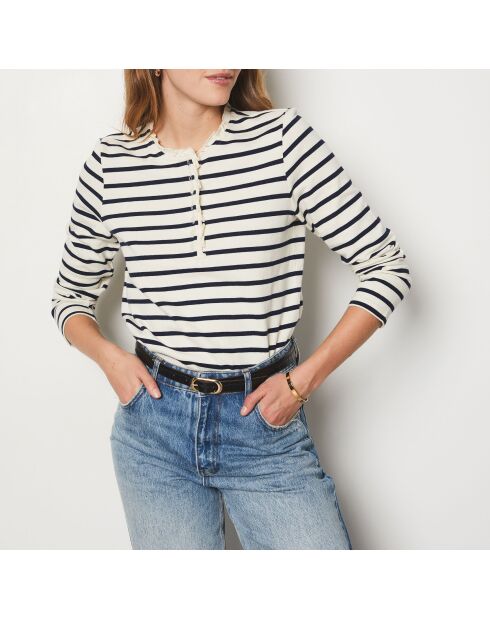 Felipa T-shirt gedrukt op witte achtergrond