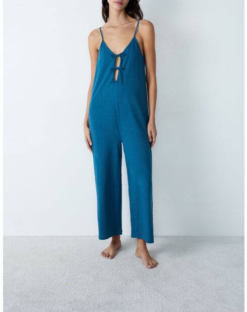 Eleanore jumpsuit uit één stuk gedrukt op een groene achtergrond