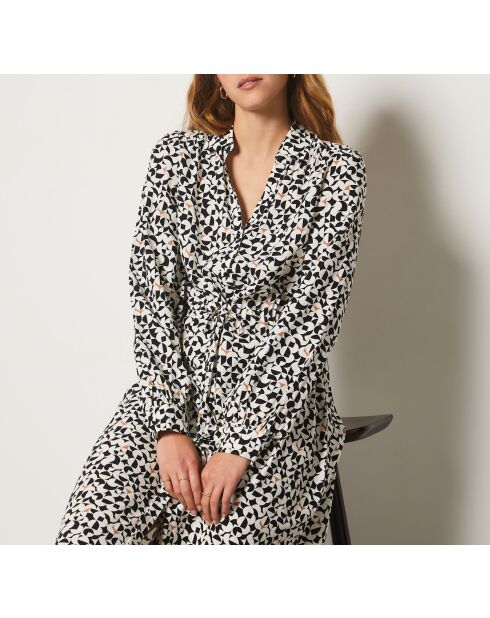 Eby jurk gedrukt op zwarte achtergrond