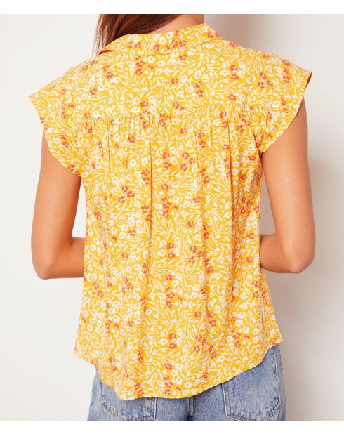 Timeo-shirt gedrukt op een gele achtergrond