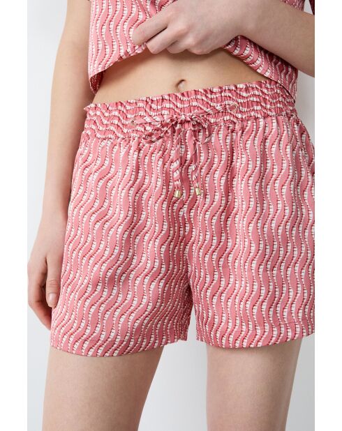 Kaila Shorts mit Backstein-Hintergrundprint