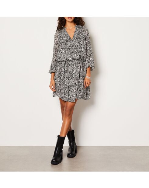 Lexie-jurk gedrukt op een zwarte achtergrond