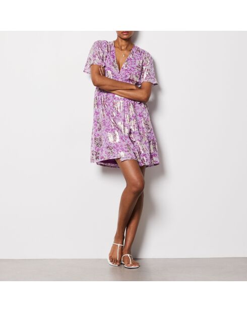 Uria-Kleid gedruckt auf lila Hintergrund