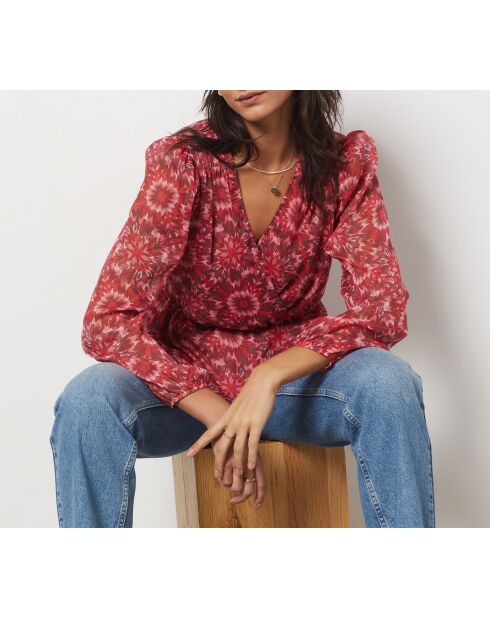 Een blouse met Malone-print en baksteenachtergrond