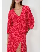 Betina blouse gedrukt op een rode achtergrond