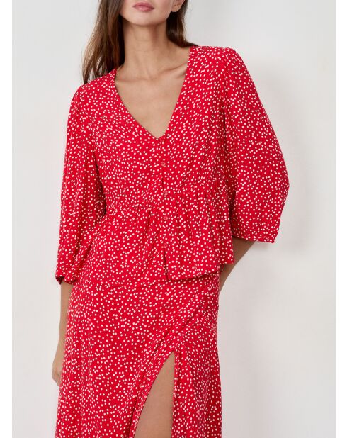 Betina blouse gedrukt op een rode achtergrond