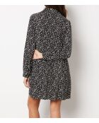 Reglissi-jurk gedrukt op een zwarte achtergrond