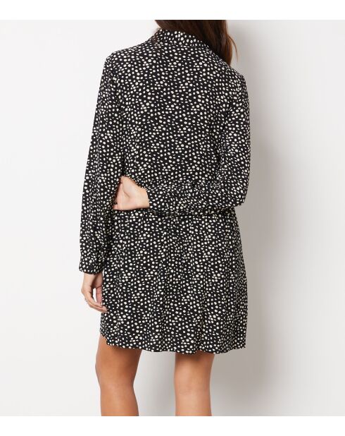 Reglissi-jurk gedrukt op een zwarte achtergrond