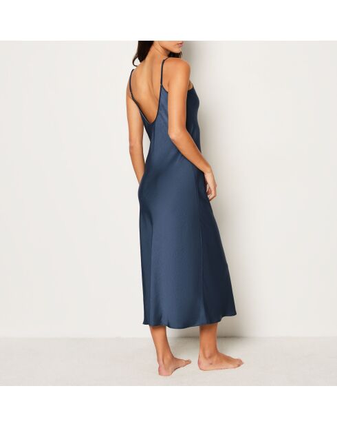 Schläfriges blaues Nachthemd