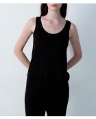 Nosi driedelige pyjama gedrukt op een zwarte achtergrond