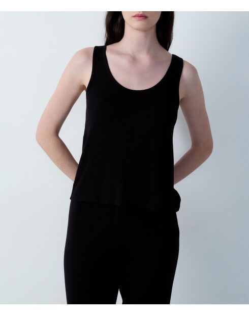 Dreiteiliger Schlafanzug von Nosi, gedruckt auf schwarzem Hintergrund