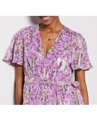 Uria-Kleid gedruckt auf lila Hintergrund