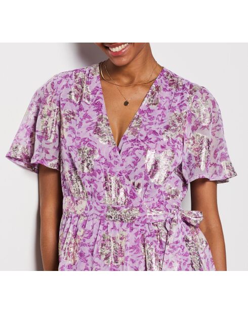 Uria-Kleid gedruckt auf lila Hintergrund