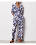 Baya Overall mit Blumendruck auf blauem Hintergrund