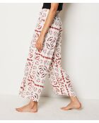 Surie-Hose gedruckt auf weißem Hintergrund