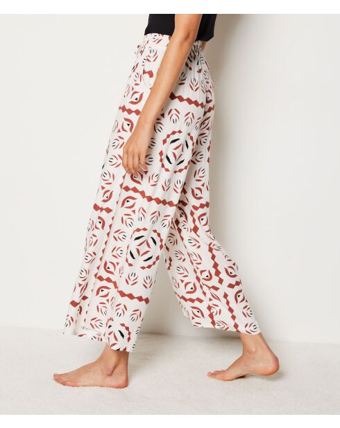 Surie-broek gedrukt op witte achtergrond