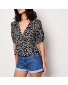 Una camicetta idilliaca stampata su sfondo nero