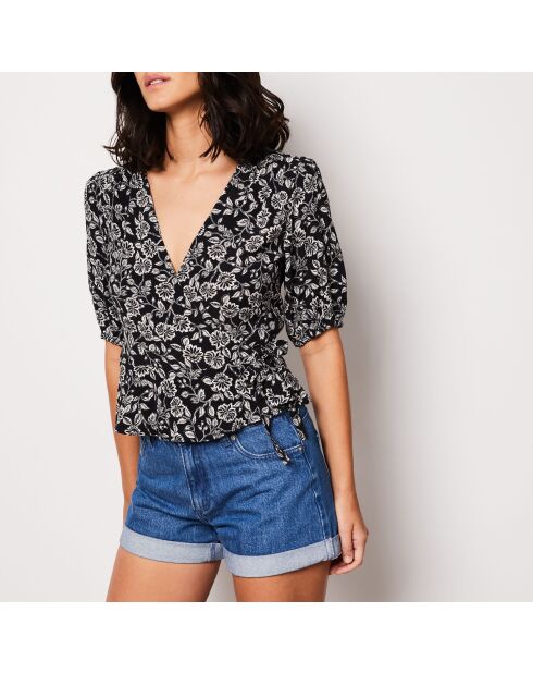 Een idyllische blouse gedrukt op een zwarte achtergrond